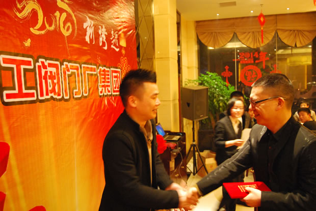 �����y�T���F(tu��n)�����L(zh��ng)���͞鹫˾2013����N�۹�܊�Y���w�C��(ji��ng)
